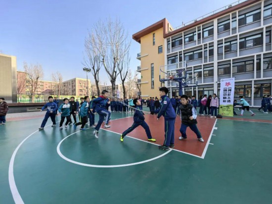皇冠体育各地中小学改进体育教育：让年轻一代在运动中强意志健身心(图1)